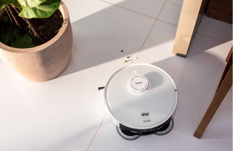 mostrando-o-produto-de-cima-perto-de-um-vaso-de-planta-o-chao-e-branco-e-o-produto-e-branco