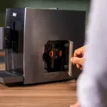 7899831342921-7899831342938-CAFETEIRA-ESPRESSO-AUTOMATICA-WCE19-USO-16