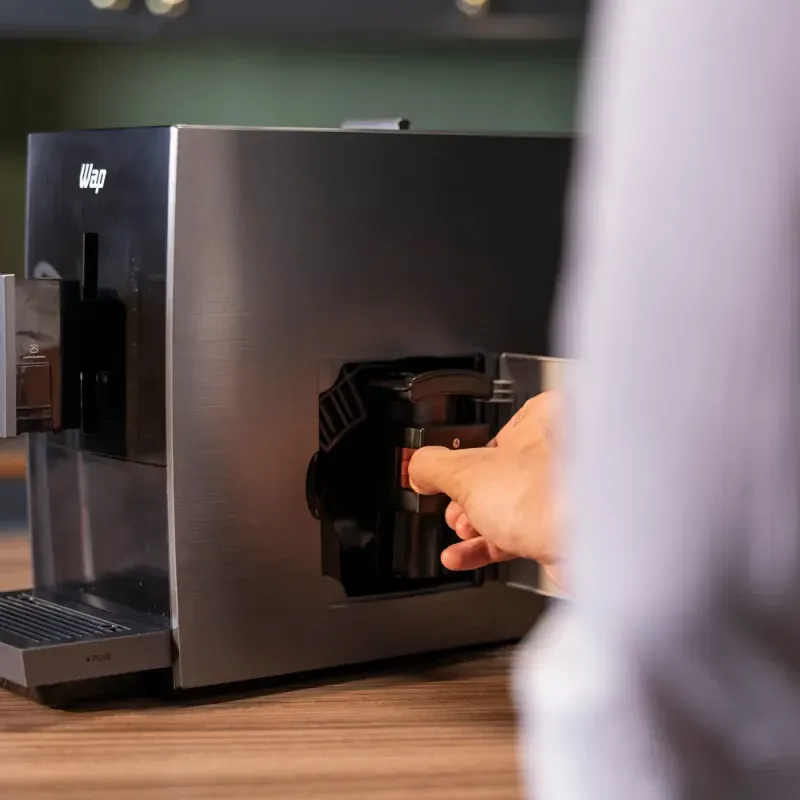 7899831342921-7899831342938-CAFETEIRA-ESPRESSO-AUTOMATICA-WCE19-USO-17