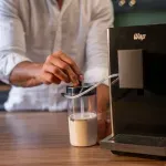7899831342921-7899831342938-CAFETEIRA-ESPRESSO-AUTOMATICA-WCE19-USO-45