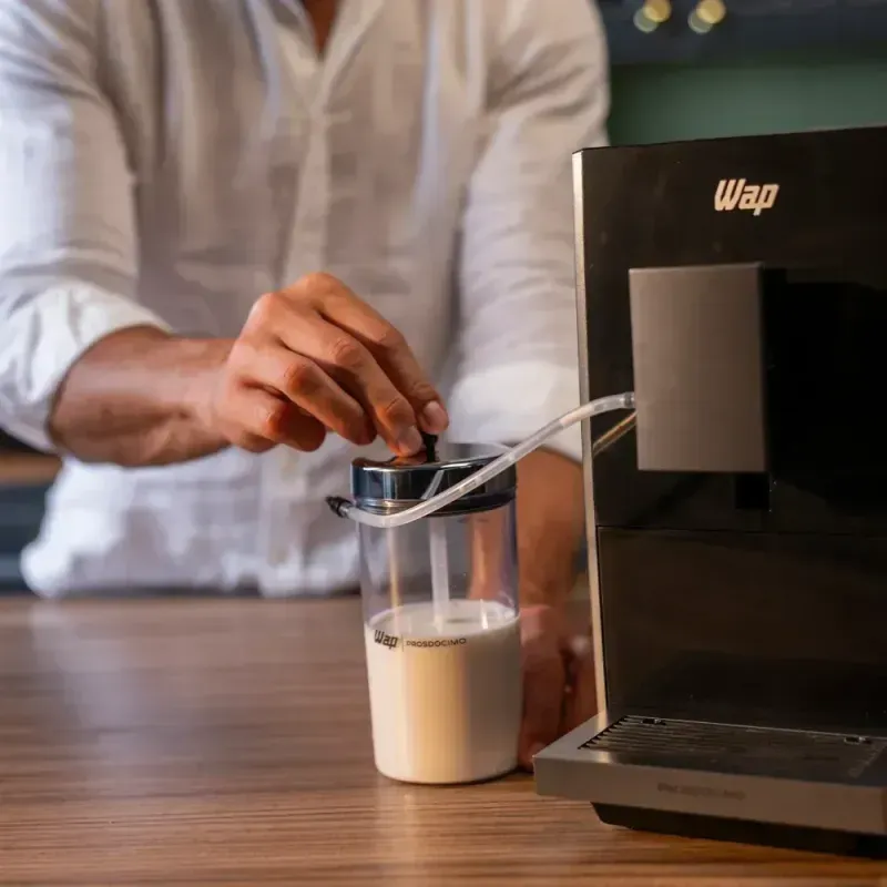 7899831342921-7899831342938-CAFETEIRA-ESPRESSO-AUTOMATICA-WCE19-USO-45